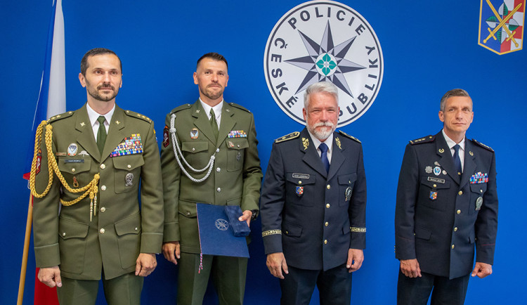 Ocenění převzal v sídle Policie ČR jeden ze svědků - voják z 601. skupiny speciálních sil Milan Hauer (druhý zleva)