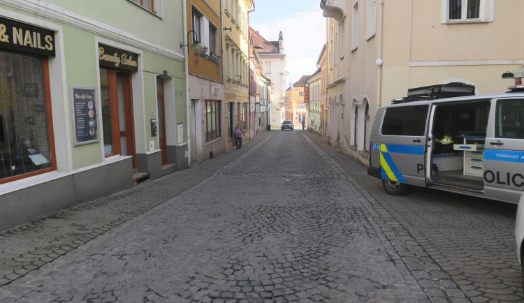 Dvouletá dívka vběhla pod auto. Řidič stihl zareagovat, sám pak holčičku odvezl do nemocnice