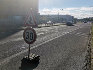 Provizorní přechod na průtahu Olomoucí zaskočil řidiče i chodce. Obrovské riziko, míní koordinátor BESIPu