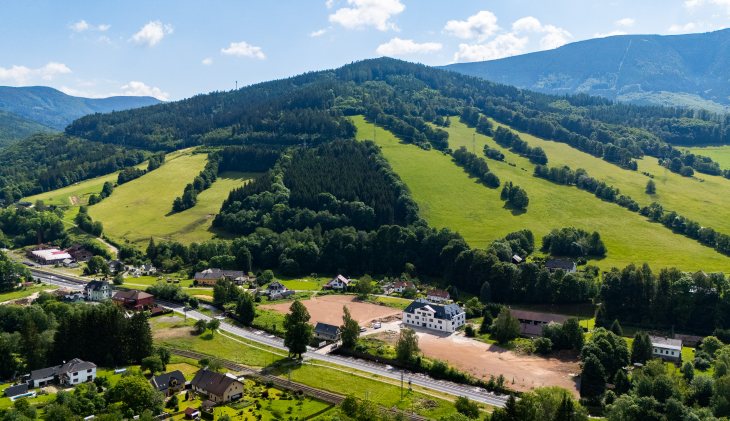 Moderní bydlení v blízkosti přírody táhne. Jedno takové najdete  v srdci Jeseníků