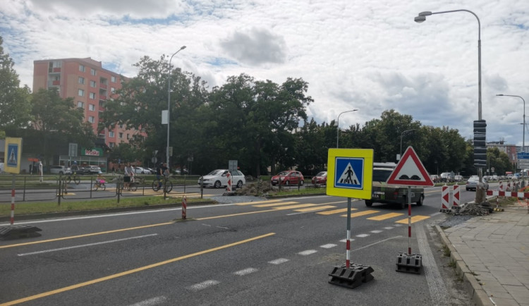 Na Velkomoravské přes zúžení. Úřady upravily provoz u nebezpečného přechodu v Olomouci