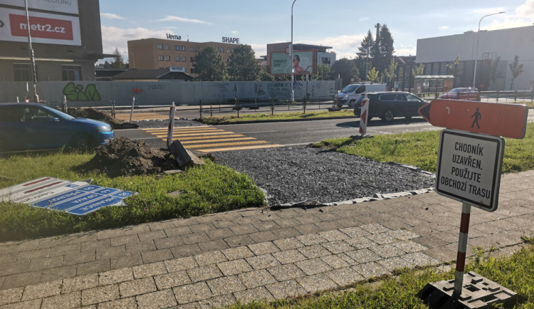 Přechod přes rušnou Velkomoravskou ulici v Olomouci