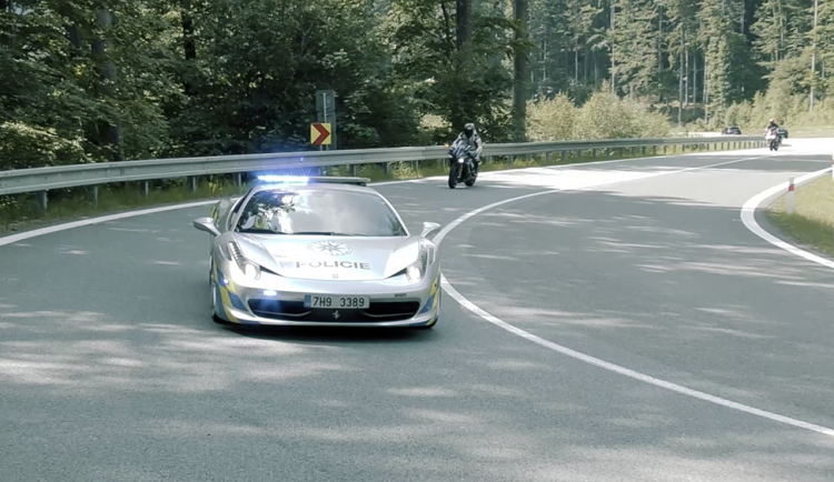 size3-17180237878953-124-video-policejni-ferrari-v-akci-na-cervenohorskem-sedle-motorkari-maskovali-spz-zavodnik-chtel-ujet-p