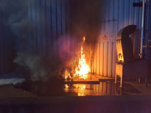 V Suchonicích hasiči likvidovali požár plastového odpadu, ve Velké Bystřici hořel asfalt v zásobníkové věži