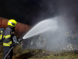 V Suchonicích hasiči likvidovali požár plastového odpadu, ve Velké Bystřici hořel asfalt v zásobníkové věži