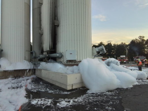 V Suchonicích hasiči likvidovali požár plastového odpadu, ve Velké Bystřici hořel asfalt v zásobníkové věži