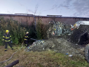 V Suchonicích hasiči likvidovali požár plastového odpadu, ve Velké Bystřici hořel asfalt v zásobníkové věži