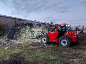 V Suchonicích hasiči likvidovali požár plastového odpadu, ve Velké Bystřici hořel asfalt v zásobníkové věži