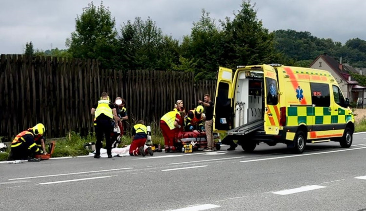 Ve Fryčovicích na Frýdecko-Místecku se zranili dva lidé na motocyklu, řidič auta jim nedal přednost