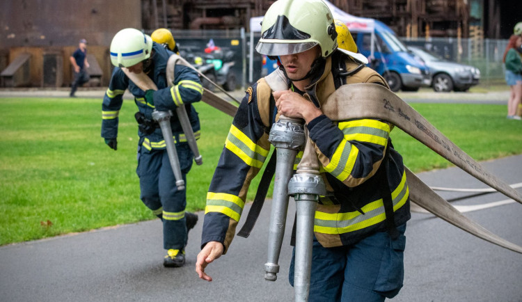 Noční požár bytu ve Frýdku-Místku způsobil škodu kolem milionu korun, hasiči evakuovali 12 lidí