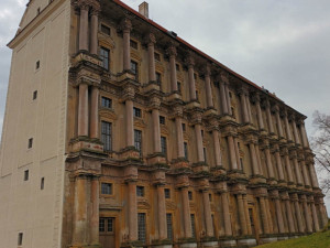 size4-17134319710606-124-plumlov