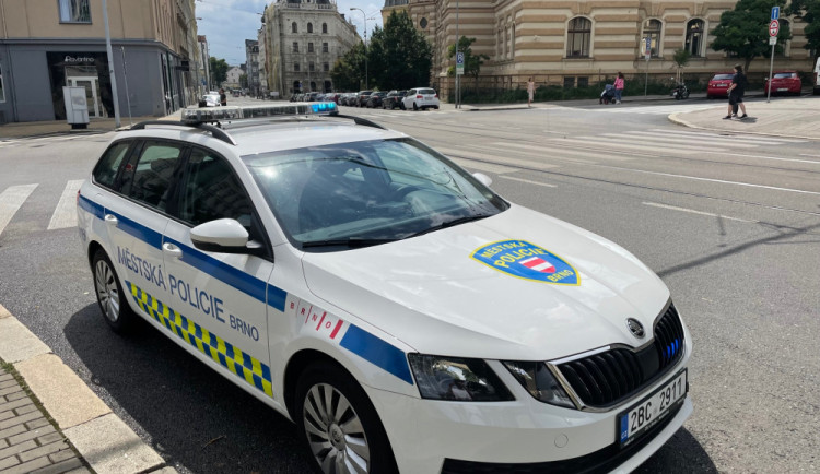 Muž ukradl boty z chodby před bytem. Jejich majitelka si na zloděje počkala v šalině
