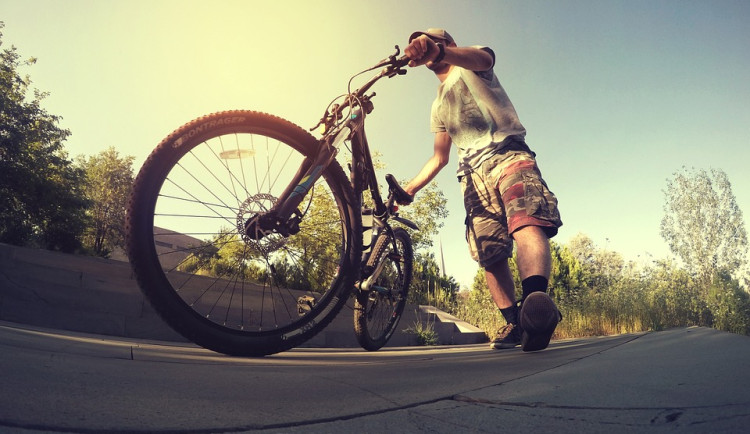 Cyklisté bez helmy hrají ruskou ruletu se životem svým i ostatních, varují policisté