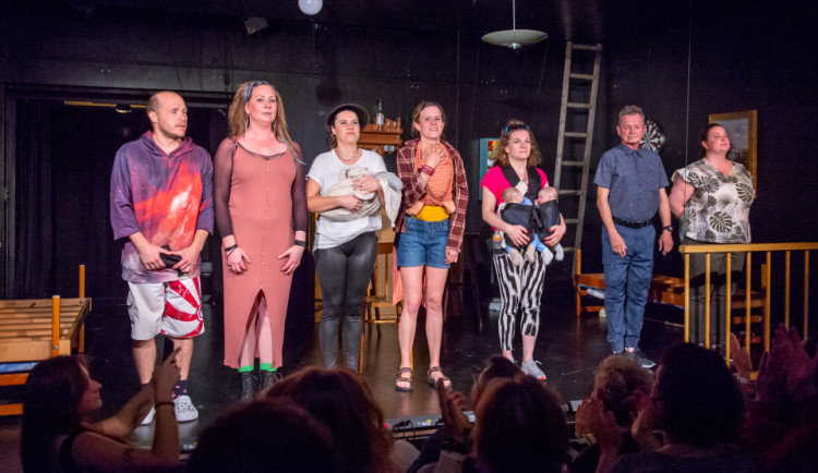 Jednou z úspěšných premiér letošní sezony byla inscenace Matky na tripu