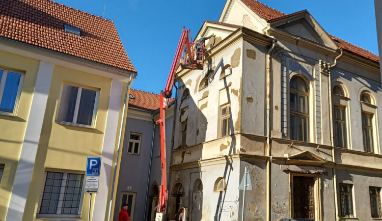 Bývalou synagogu v centru Prostějova nikdo nechce, v nabídce realitky už není. Majitelé ji nyní nabízí městu