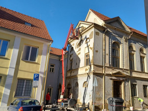 Bývalou synagogu v centru Prostějova nikdo nechce, v nabídce realitky už není. Majitelé ji nyní nabízí městu