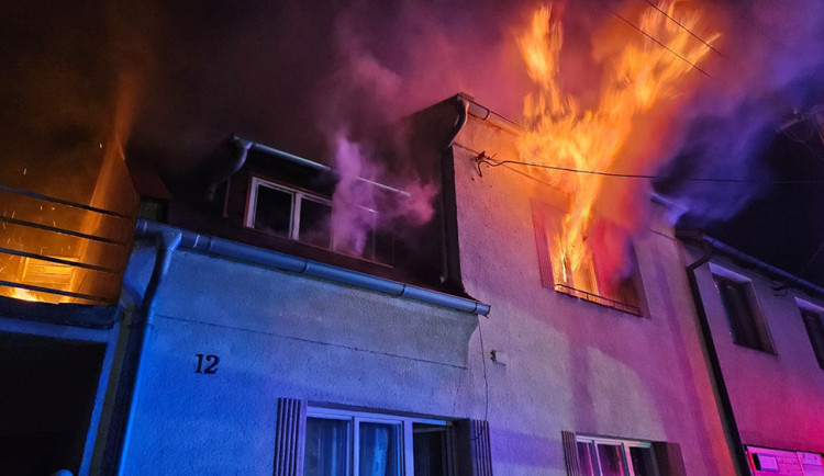 Požár domu na Olomoucku: obyvatelé stavení se přiotrávili kouřem, zranili se i dva hasiči