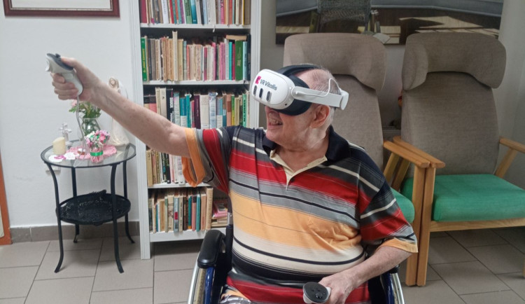 Terapie virtuální realitou. Ostravští senioři si v imaginárním světě zlepšují fyzické i mentální dovednosti