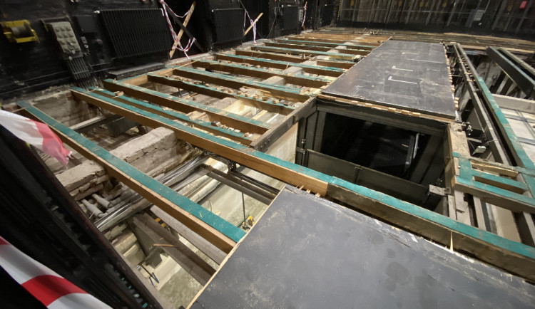 Panely, které znamenají svět. Moravské divadlo Olomouc modernizuje podlahu jeviště