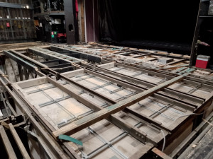 Panely, které znamenají svět. Moravské divadlo Olomouc modernizuje podlahu jeviště