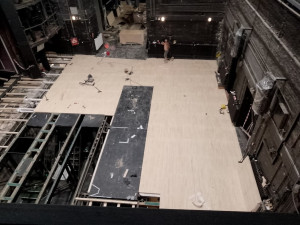 Panely, které znamenají svět. Moravské divadlo Olomouc modernizuje podlahu jeviště