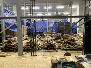 Panely, které znamenají svět. Moravské divadlo Olomouc modernizuje podlahu jeviště