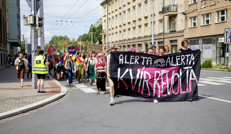 Ostravskými ulicemi v sobotu prošel duhový průvod. Účastníci upozornili na chybějící práva queer lidí v Česku