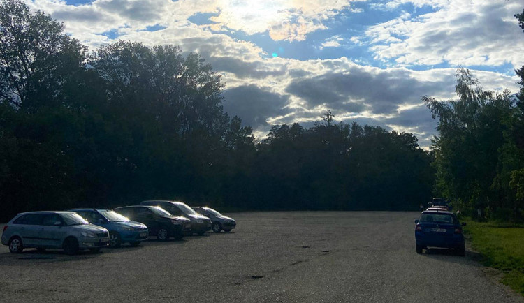 Parkoviště u jezera Poděbrady u Olomouce - ilustrační foto