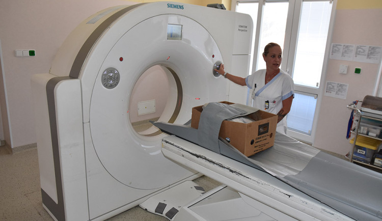 CT přístroj v přerovské nemocnici pomohl archeologům. Odtajnil cenný obsah tři tisíce let staré nádoby