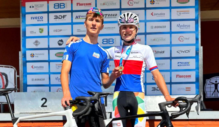 David Icha (vlevo) rozjel na mistrovství republiky kadetů Jakubovi Tesaříkovi spurt a Mapei Merida Kaňkovský tak bral zlato i v závodu jednotlivců.