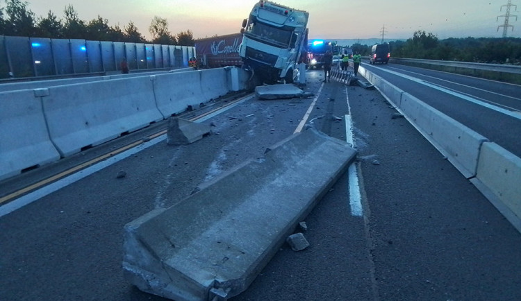Kamion při havárii rozmetal betonová svodidla, dálnice D35 u Olomouce je zablokovaná