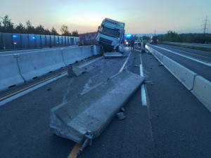 Kamion při havárii rozmetal betonová svodidla, dálnice D35 u Olomouce je zablokovaná