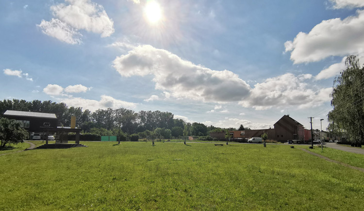 Ulice Hrachoviska v Chomoutově, v průmyslovém areálu na levé straně snímku mají proběhnout stavební úpravy