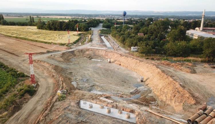 Na dálnici u Křelova pozor. Výkopy pro plynovod omezí dopravu směrem do Olomouce