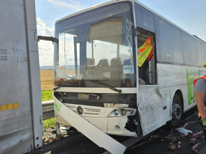 Kamion na D35 u Olomouce naboural do odstaveného autobusu, dálnice je zablokovaná