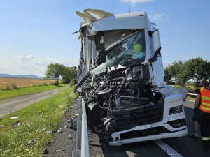 Kamion na D35 u Olomouce naboural do odstaveného autobusu, dálnice je zablokovaná