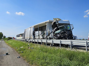 Kamion na D35 u Olomouce naboural do odstaveného autobusu, dálnice je zablokovaná