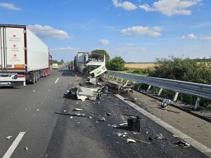 Kamion na D35 u Olomouce naboural do odstaveného autobusu, dálnice je zablokovaná