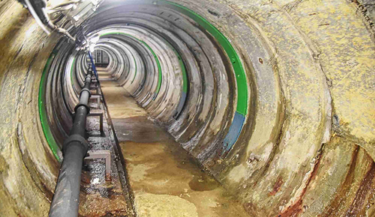 VIDEO: Podzemí pod Fakultní nemocnicí skrývá kilometr chodeb. Projít se musí každý den