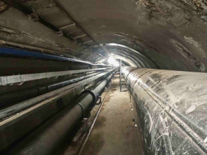 VIDEO: Podzemí pod Fakultní nemocnicí skrývá kilometr kolektorových chodeb. Projít se musí každý den