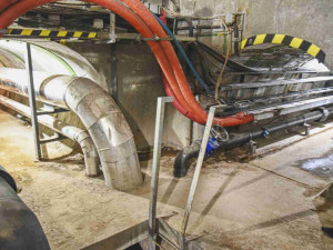 VIDEO: Podzemí pod Fakultní nemocnicí skrývá kilometr kolektorových chodeb. Projít se musí každý den