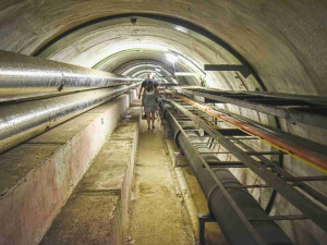 VIDEO: Podzemí pod Fakultní nemocnicí skrývá kilometr kolektorových chodeb. Projít se musí každý den