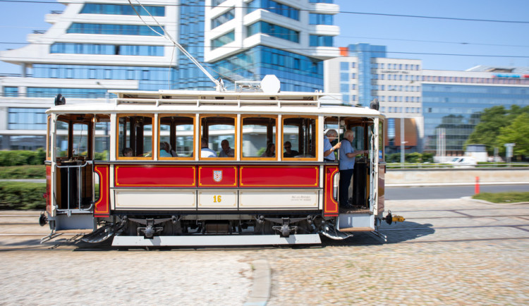 FOTOGALERIE: Ze zarostlé zahrady zpět na koleje. Olomoucí projela unikátní historická tramvaj