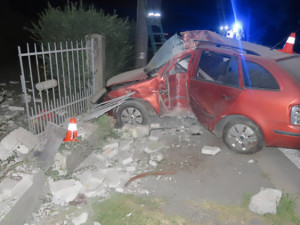 Mladý řidič zničil fabii o antoníček. K hrozivé nehodě letěl na Hranicko záchranářský vrtulník