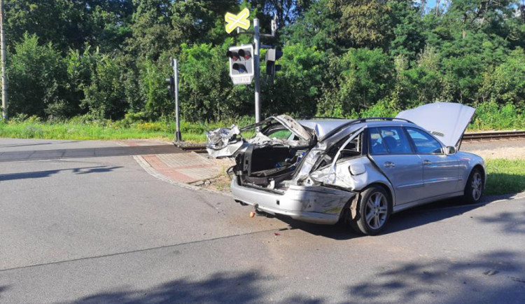 Srážka vlaku s autem zastavila provoz na trati u Olomouce, jedna osoba utrpěla zranění