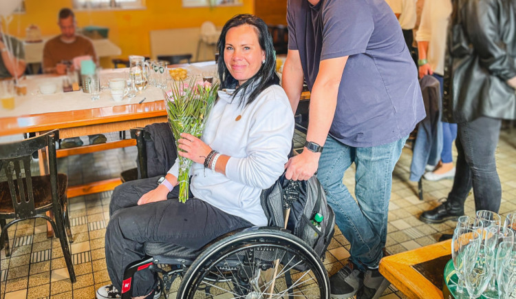 size3-1721681551639-241-zuzka-skoncila-po-nepovedenem-zakroku-na-voziku-aby-mohla-aspon-chvili-zase-stat-potrebuje-pomucku-z