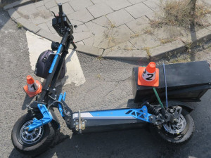 Vybodovaný řidič na Šumpersku boural na silné elektrokoloběžce. Porušení zákazu řeší policie