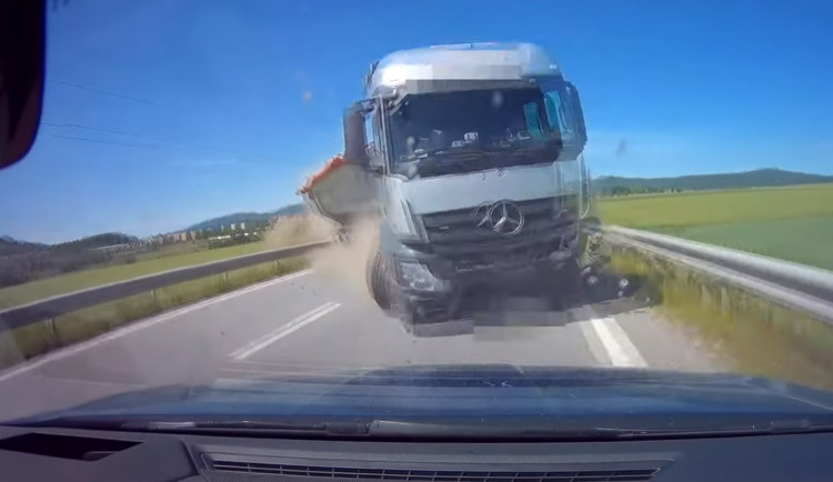 size3-size3-16881094611253-207-video-policie-zverejnila-desivou-nehodu-na-vine-byla-unava-ridice-kamionu