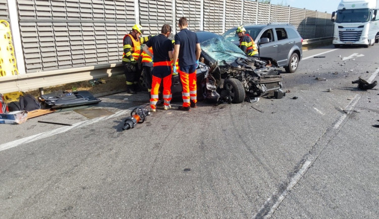 Hrozivá nehoda zastavila provoz na rušné silnici u Přerova: hasiči vyprošťovali pasažéra ze zdemolovaného auta