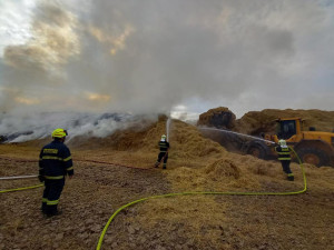 Hasiči na Šumpersku bojují s požárem stohu. Pomáhají velkokapacitní cisterny i těžká technika